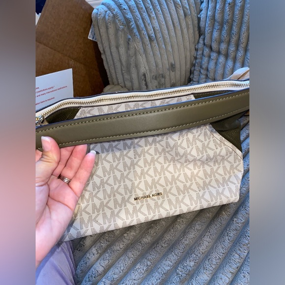 Michael Kors Aria Medium shoulder bag - Picture 8 of 11